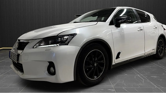 Lexus CT200h 2 of 5