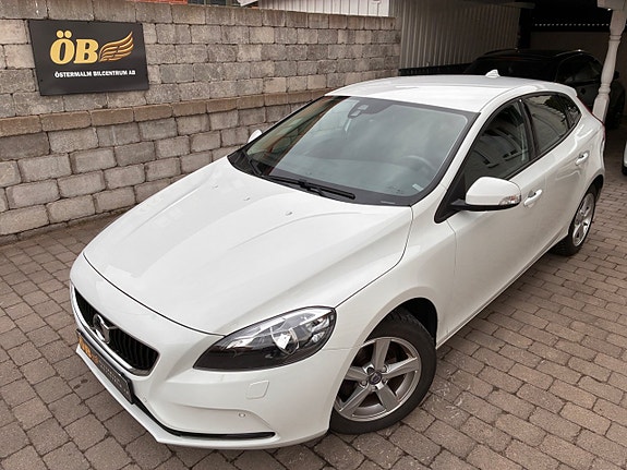 Volvo V40 2 of 24
