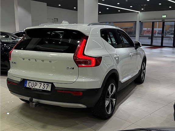 Volvo XC40 2 of 5