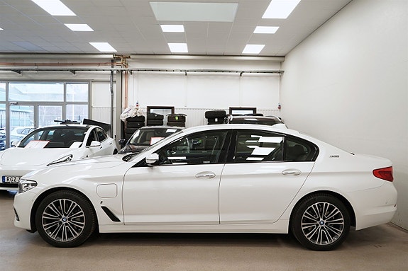 BMW 530e 2 of 26