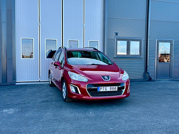 Peugeot 308 SW 2 of 5