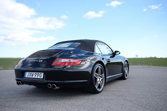 Porsche 911 Carrera 4S 2 of 5