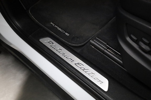 Porsche Cayenne 16 of 30