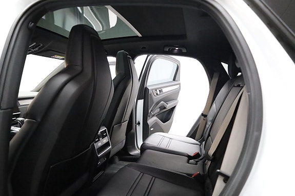 Porsche Cayenne 14 of 30