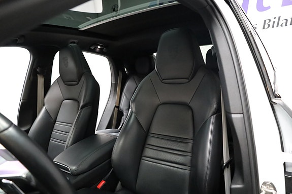 Porsche Cayenne 13 of 30