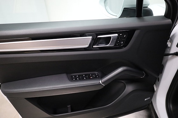 Porsche Cayenne 12 of 30