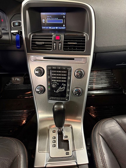 Volvo XC60 11 of 16