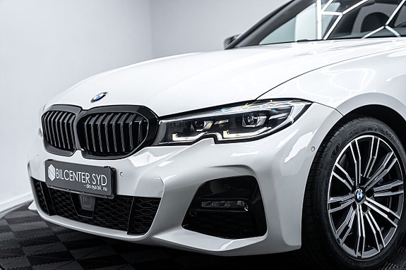 BMW 330d 3 of 5