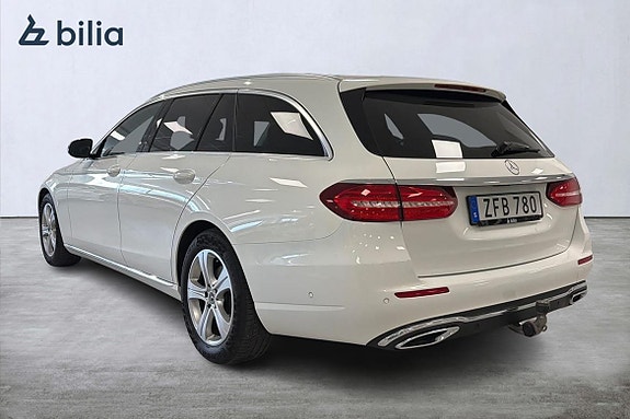 Mercedes-Benz E220 2 of 5