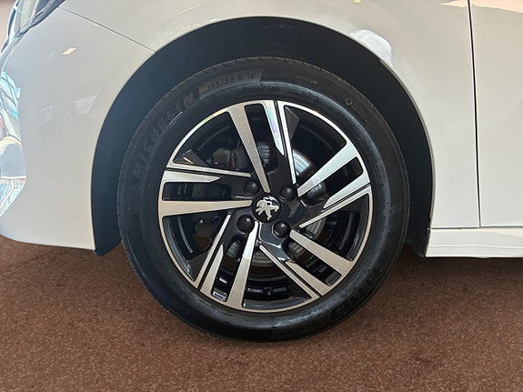 Peugeot 208 9 of 16