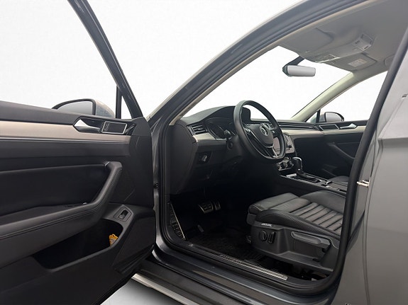 Volkswagen Passat Alltrack 8 of 30