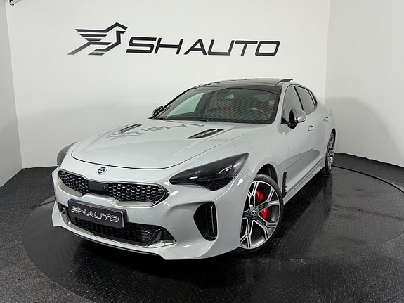 Kia Stinger 2 of 5