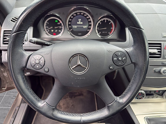Mercedes-Benz C200 15 of 22