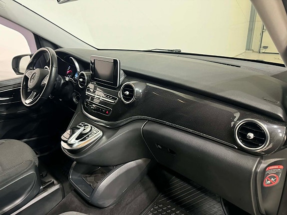 Mercedes-Benz V220 4 of 5