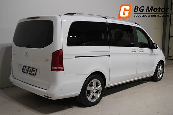 Mercedes-Benz V220 3 of 5