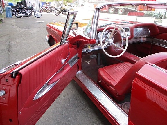 Ford Thunderbird 6 of 8