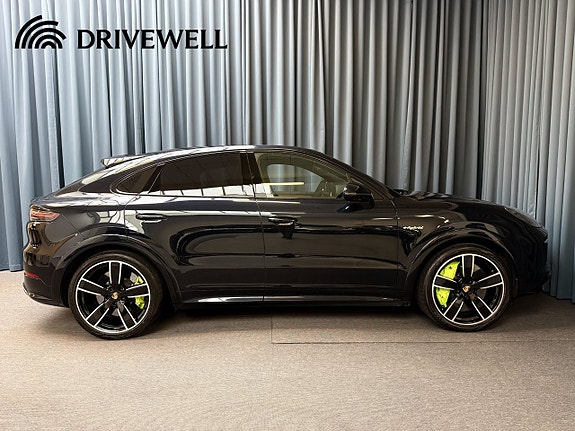 Porsche Cayenne 4 of 5