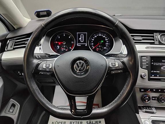 Volkswagen Passat 10 of 17
