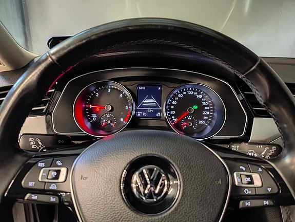 Volkswagen Passat 14 of 17