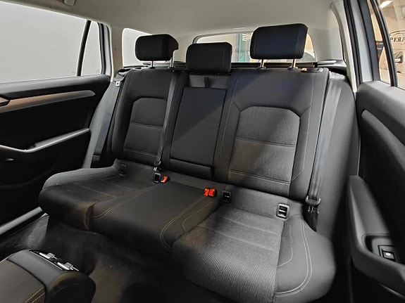 Volkswagen Passat 13 of 17