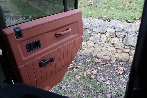 Land Rover Defender 110 24 of 27