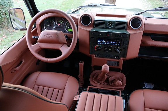Land Rover Defender 110 22 of 27