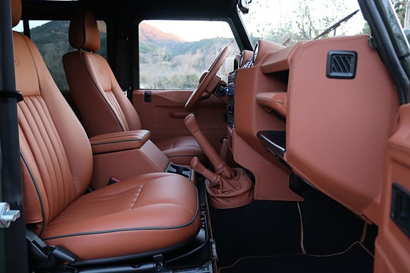 Land Rover Defender 110 25 of 27
