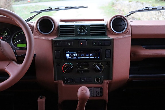 Land Rover Defender 110 21 of 27