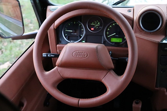 Land Rover Defender 110 23 of 27