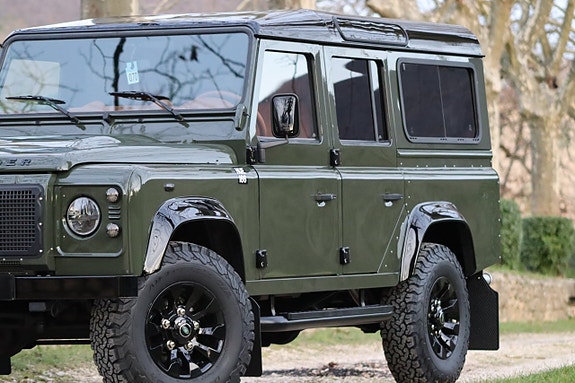 Land Rover Defender 110 5 of 5