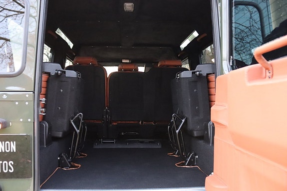 Land Rover Defender 110 18 of 27