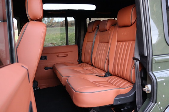 Land Rover Defender 110 16 of 27