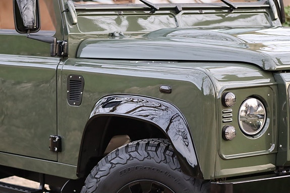 Land Rover Defender 110 3 of 5