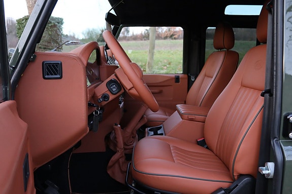 Land Rover Defender 110 12 of 27