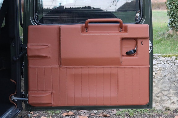 Land Rover Defender 110 19 of 27
