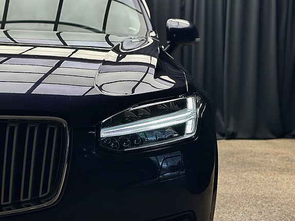 Volvo XC90 4 of 30