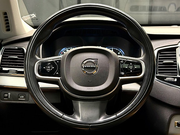 Volvo XC90 26 of 30