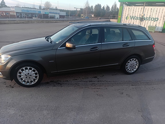 Mercedes-Benz C200 2 of 5