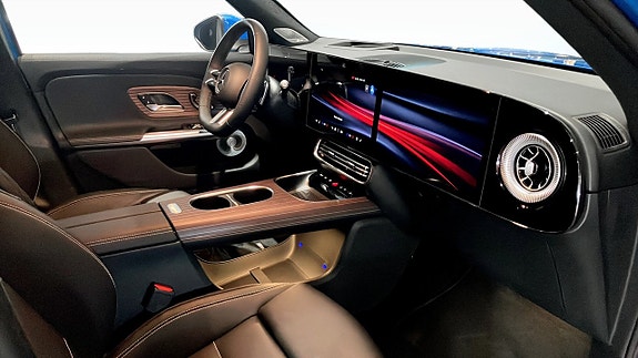 Mercedes-Benz GLB250+ 3 of 5