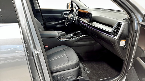 Kia Sorento 3 of 16