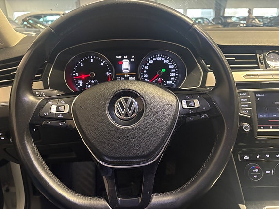 Volkswagen Passat 12 of 15