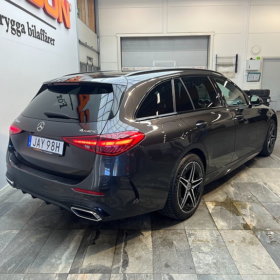 Mercedes-Benz C300 4 of 5
