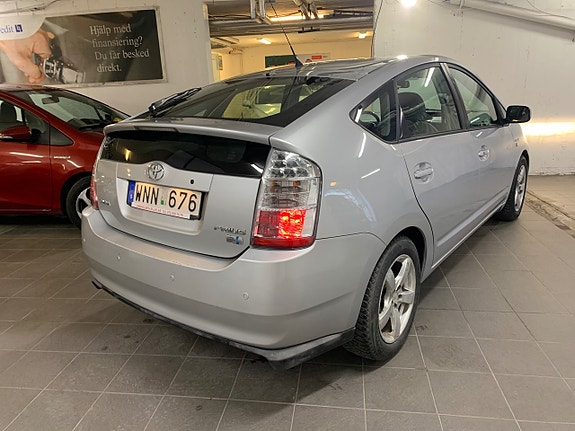 Toyota Prius 5 of 5