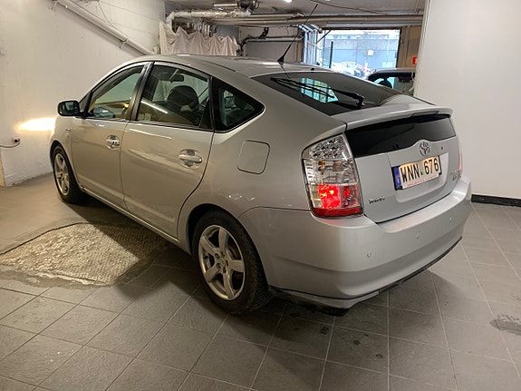 Toyota Prius 4 of 5