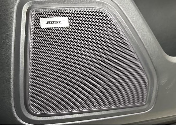 Porsche Macan Turbo 6 of 9