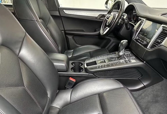 Porsche Macan Turbo 5 of 5