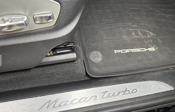 Porsche Macan Turbo 7 of 9