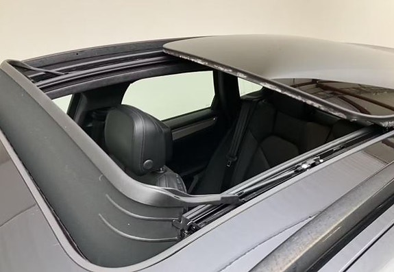 Porsche Macan Turbo 8 of 9