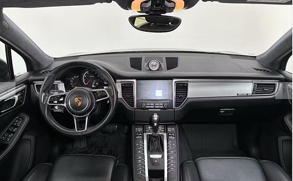 Porsche Macan Turbo 4 of 5