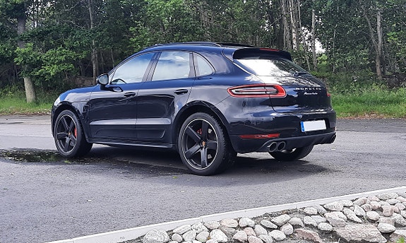 Porsche Macan Turbo 3 of 5